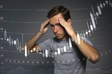 Finans veri kavramı. Analytics ile çalışan adam. Japon mum ile grafik grafik bilgilerini dijital ekranda.