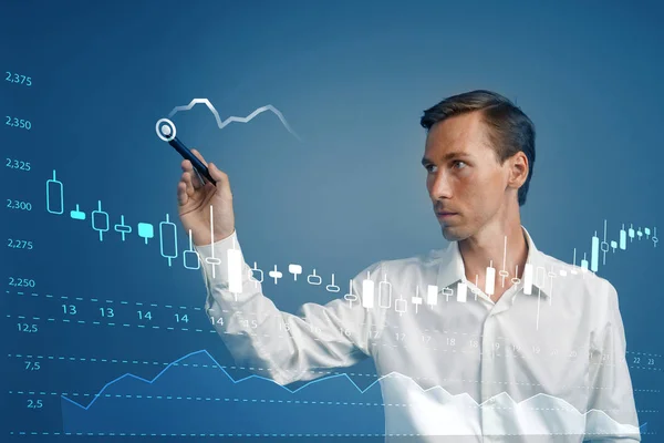 Concepto de datos financieros. Hombre trabajando con Analytics. Gráfico gráfico de información con velas japonesas en pantalla digital . — Foto de Stock