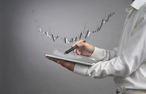 Concepto de datos financieros. Hombre trabajando con Analytics. Gráfico gráfico de información con velas japonesas en pantalla digital . — Foto de Stock
