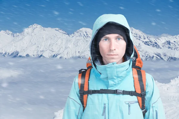 Bir adamla kışın karlı dağlar sırt çantası. Dağcı standları bulutların üstünde.