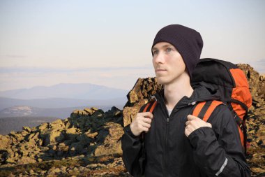 Mesafe içine bir dağ ve görünüyor en üstünde sırt çantası ayakta olan adam. Dağ turizm, seyahat ve macera.