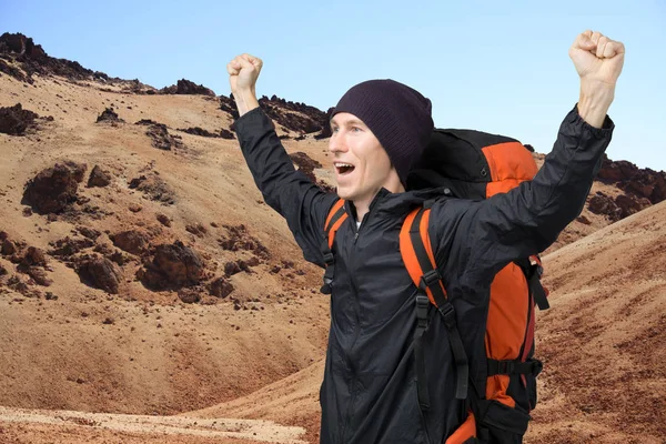 Hombre feliz con los brazos levantados en medio del paisaje volcánico de Tenerife. Volcán del Teide . —  Fotos de Stock