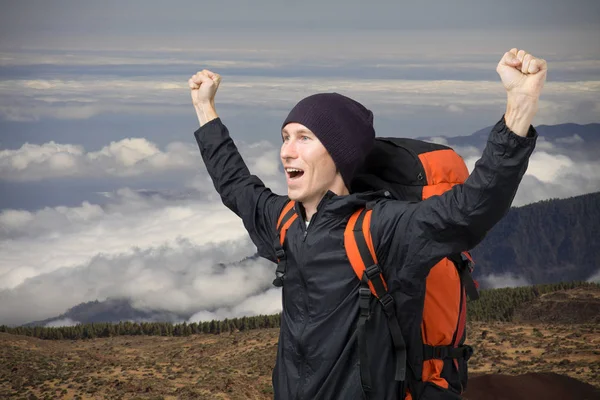 Šťastný muž se vztaženými pažemi uprostřed sopečná krajina Tenerife. Sopka Teide. — Stock fotografie