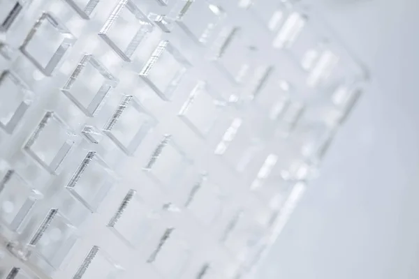 Antecedentes abstractos de alta tecnología. Una lámina de plástico transparente o vidrio con los agujeros cortados. Corte por láser de plexiglás . — Foto de Stock