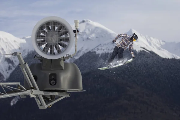 Uçan snowboard ve dağ Kayak Merkezi kar topu. — Stok fotoğraf
