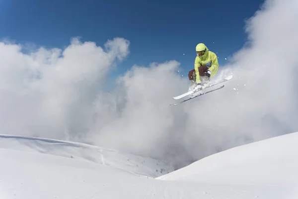 Um snowboarder voador nas montanhas. Extremo esporte de inverno. — Fotografia de Stock