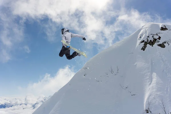 Fliegender Snowboarder auf den Bergen. Extremer Wintersport. — Stockfoto