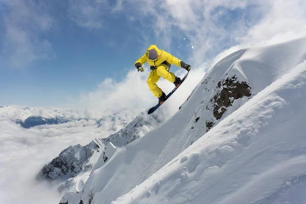 Flying snowboarder on mountains. Extreme winter sport. — Stock Photo, Image