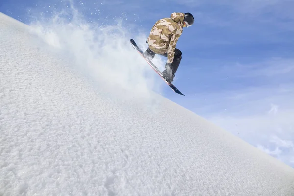 Snowboarder volante sulle montagne. Sport invernali estremi. — Foto Stock