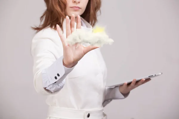 Bulut ve güneş olan kadın. Bilgisayar bulut Hizmetleri konu kavramı. — Stok fotoğraf