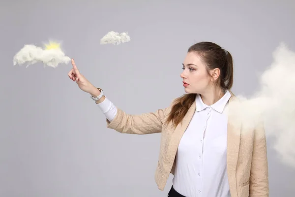 Γυναίκα με σύννεφο και τον ήλιο. Αντίληψη για το θέμα των υπηρεσιών σύννεφο υπολογιστών. — Φωτογραφία Αρχείου