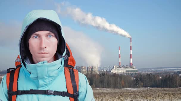 Fumar pipas de la planta y el hombre con la mochila en primer plano. Vídeo en bucle, cinemagraph . — Vídeos de Stock