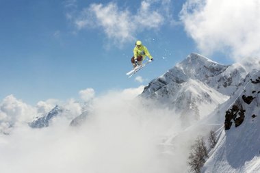 Kayakçı dağların atlamak. Ekstrem kayak sporu. Freeride.