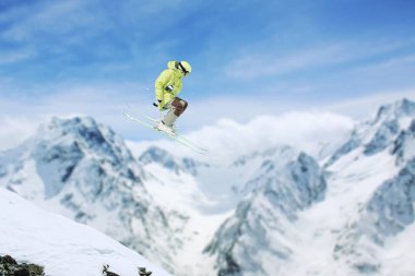 Kayakçı dağların atlamak. Ekstrem kayak sporu. Freeride.