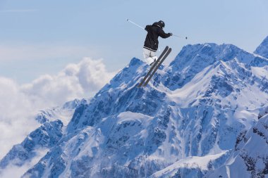 Kayakçı dağların atlamak. Ekstrem kayak sporu. Freeride.