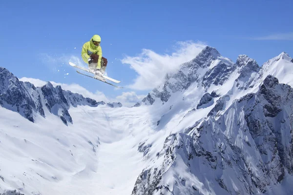 Le skieur saute dans les montagnes. Sport de ski extrême. Freeride . — Photo