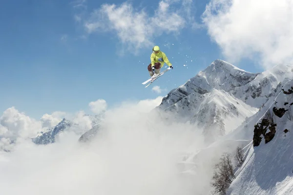 Esquiador saltar en las montañas. Deporte de esquí extremo. Freeride . — Foto de Stock