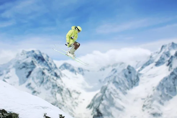 滑雪者在山中跳跃。极限滑雪运动。自由. — 图库照片