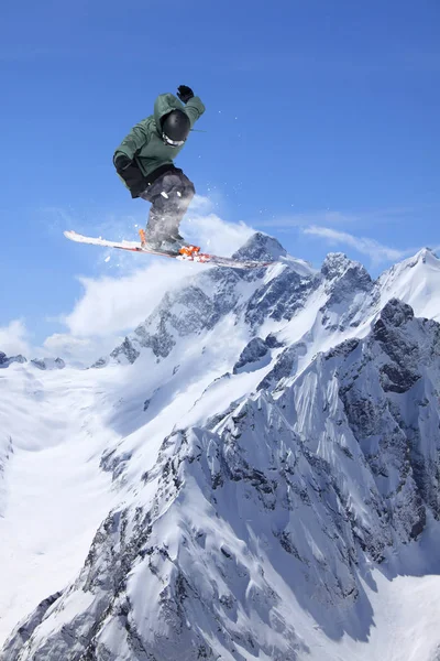 Skok narciarz w górach. Extreme narciarskie sport. Freeride. — Zdjęcie stockowe