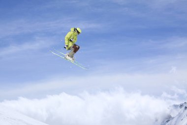 Kayakçı dağların atlamak. Ekstrem kayak sporu. Freeride.