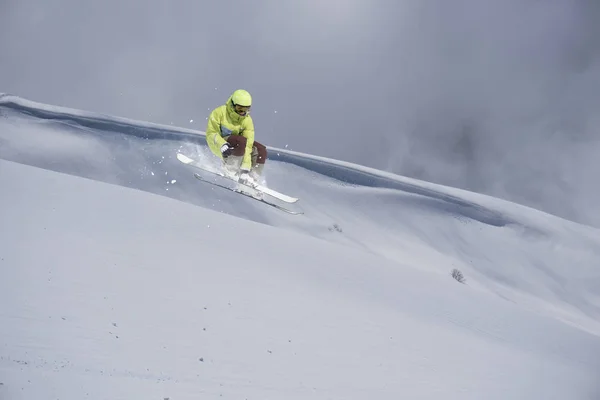 산에서 스키 점프입니다. 익 스 트림 스키 스포츠입니다. Freeride. — 스톡 사진