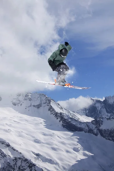 Skifahrer springen in den Bergen. Extrem-Skisport. Freeride. — Stockfoto