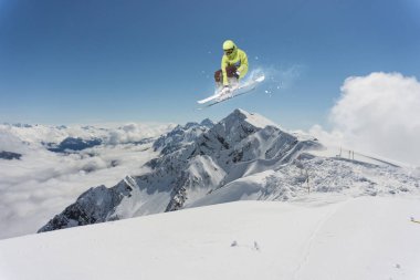 Kayakçı dağların atlamak. Ekstrem kayak sporu. Freeride.
