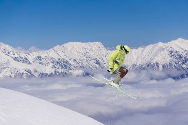 Kayakçı dağların atlamak. Ekstrem kayak sporu. Freeride.