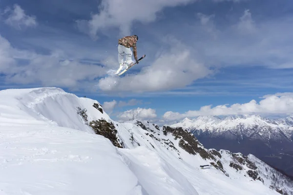 Skiër springt in de bergen. Extreme skisport. Freeride. — Stockfoto