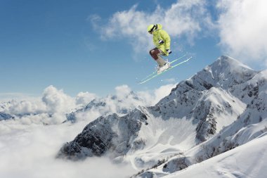 Kayakçı dağların atlamak. Ekstrem kayak sporu. Freeride.