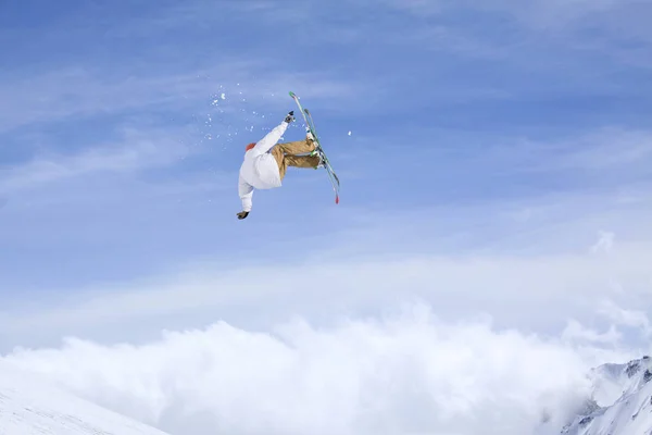 Esquiador saltar en las montañas. Deporte de esquí extremo. Freeride . — Foto de Stock