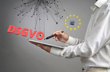 Dsgvo, Alman yorum-in Gdpr. genel veri koruma Yönetmeliği kavramı, kişisel verilerin korunması. Tablet ile genç adam bir sanal arayüzü ile çalışır.