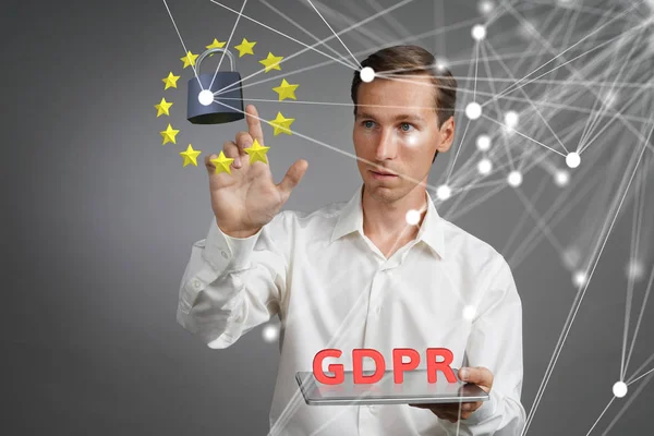 Концепция GDPR. Общая защита данных, защита персональных данных. Молодой человек с планшетом работает с виртуальным интерфейсом . — стоковое фото