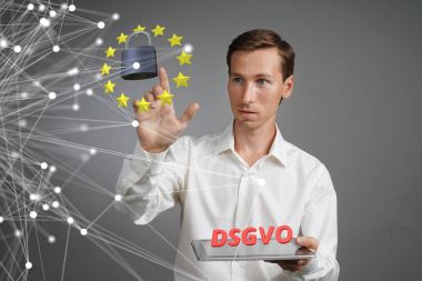 Dsgvo, Alman yorum-in Gdpr. genel veri koruma Yönetmeliği kavramı, kişisel verilerin korunması. Tablet bilgisayar ile genç adam bir sanal arayüzü ile çalışır.
