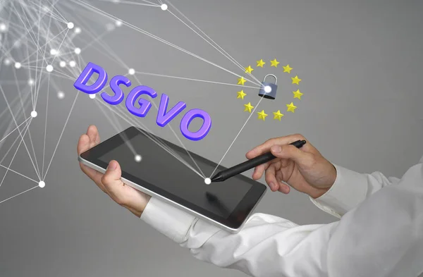 Dsgvo, niemieckiej wersji koncepcji Gdpr. ogólne rozporządzenie o ochronie danych, ochrony danych osobowych. Młody człowiek z tabletka działa z interfejsu wirtualnego. — Zdjęcie stockowe