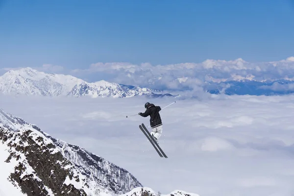 Skok narciarz w górach. Extreme narciarskie sport. Freeride. — Zdjęcie stockowe
