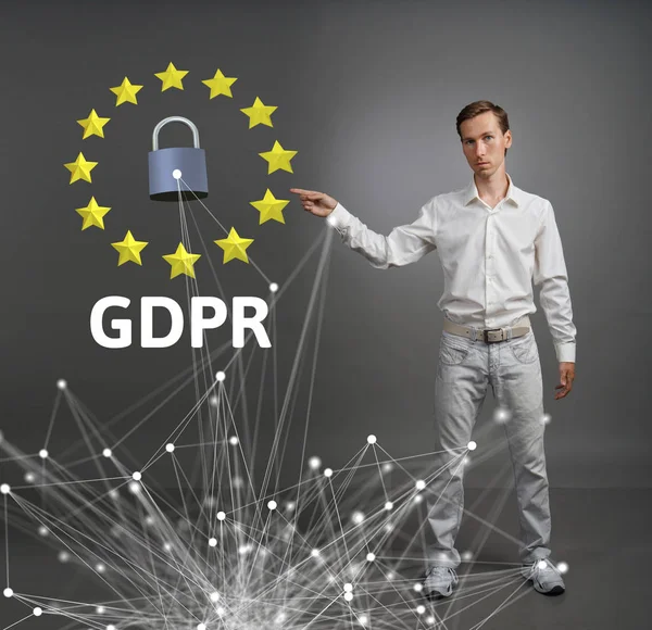 Gdpr veya Dsgvo kavramı. Genel veri koruma Yönetmeliği, kişisel verilerin korunması. Genç adam sanal arabirim ile çalışma. — Stok fotoğraf