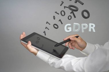 Gdpr kavramı görüntü. Genel veri koruma Yönetmeliği, Avrupa Birliği'ndeki kişisel verilerin korunması. Genç adam bilgileri ile çalışan.