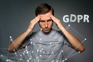 Gdpr kavramı görüntü. Genel veri koruma Yönetmeliği, Avrupa Birliği'ndeki kişisel verilerin korunması. Genç adam bilgileri ile çalışan.