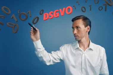 Dsgvo, Gdpr, kavram görüntü'nin Almanca sürümü. Genel veri koruma Yönetmeliği, kişisel verilerin korunması. Bilgileri ile çalışan adam. Datenschutz-Grundverordnung.