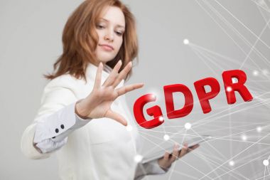 Gdpr kavramı görüntü. Genel veri koruma Yönetmeliği, kişisel verilerin korunması. Bilgi ile çalışan genç kadın.