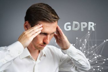 Gdpr kavramı görüntü. Genel veri koruma Yönetmeliği, Avrupa Birliği'ndeki kişisel verilerin korunması. Genç adam bilgileri ile çalışan.