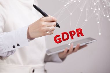 Gdpr kavramı görüntü. Genel veri koruma Yönetmeliği, kişisel verilerin korunması. Bilgi ile çalışan genç kadın.