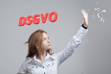 Dsgvo, Gdpr, kavram görüntü'nin Almanca sürümü. Genel veri koruma Yönetmeliği, kişisel verilerin korunması. Bilgi ile çalışan genç kadın. Datenschutz-Grundverordnung.