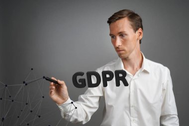 Gdpr kavramı görüntü. Genel veri koruma Yönetmeliği, Avrupa Birliği'ndeki kişisel verilerin korunması. Genç adam bilgileri ile çalışan.