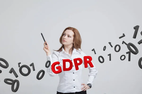 Gdpr, kavram görüntü. Genel veri koruma Yönetmeliği, kişisel verilerin korunması. Bilgi ile çalışan genç kadın. — Stok fotoğraf