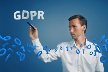 Gdpr kavramı görüntü. Genel veri koruma Yönetmeliği, Avrupa Birliği'ndeki kişisel verilerin korunması. Genç adam bilgileri ile çalışan.
