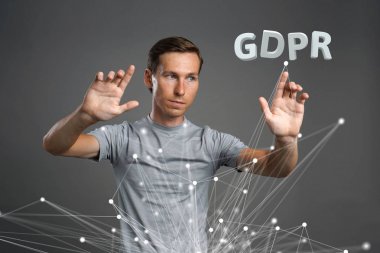 Gdpr kavramı görüntü. Genel veri koruma Yönetmeliği, Avrupa Birliği'ndeki kişisel verilerin korunması. Genç adam bilgileri ile çalışan.