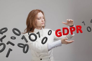 Gdpr, kavram görüntü. Genel veri koruma Yönetmeliği, kişisel verilerin korunması. Bilgi ile çalışan genç kadın.