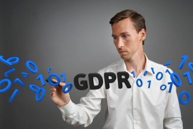 Gdpr kavramı görüntü. Genel veri koruma Yönetmeliği, Avrupa Birliği'ndeki kişisel verilerin korunması. Genç adam bilgileri ile çalışan.